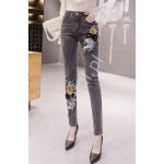 Czarne spodnie jeansowe bogato zdobione kwiatami 3D - 090