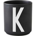 Czarny porcelanowy kubek Design Letters Alphabet K, 250 ml