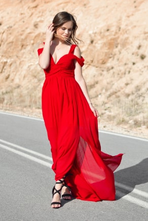 Blondynka w czerwonej, balowej sukience