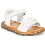 Przecenione Białe Sandały skórzane dla dzieci na lato marki Kickers w rozmiarze 28 - wysokość obcasa do 3cm 