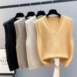 Beżowe Swetry oversize damskie do prania ręcznego bez rękawów gładkie z poliestru z dekoltem w serek na wiosnę w rozmiarze XL 