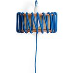 Niebieski kinkiet z drewnianą konstrukcją EMKO Macaron, szer. 30 cm