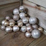 Opakowanie zawiera 30 bombek z perłami.